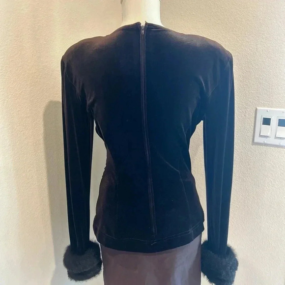 Cache brown velvet long sleeve top with faux fur cuffs. - Picture 4 of 7